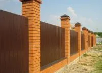 Строительство забора из профнастила с кирпичными столбиками