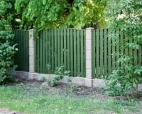 Дачный забор из профнастила и штакетника металлического